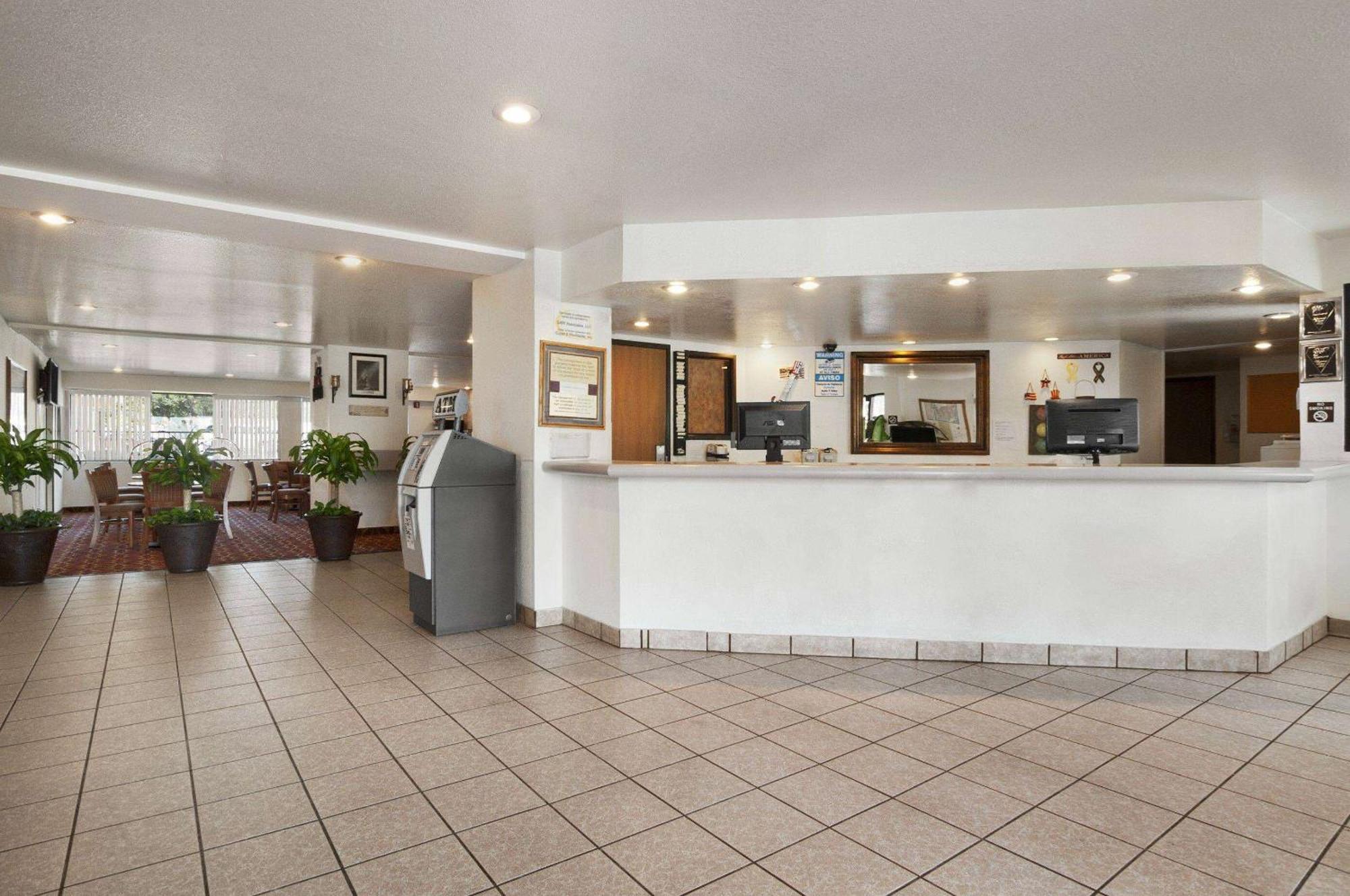 Super 8 By Wyndham Austin North/University Area Buitenkant foto