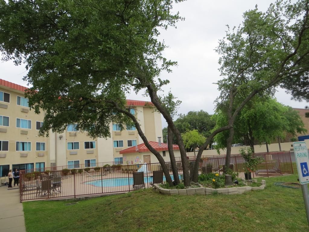 Super 8 By Wyndham Austin North/University Area Buitenkant foto